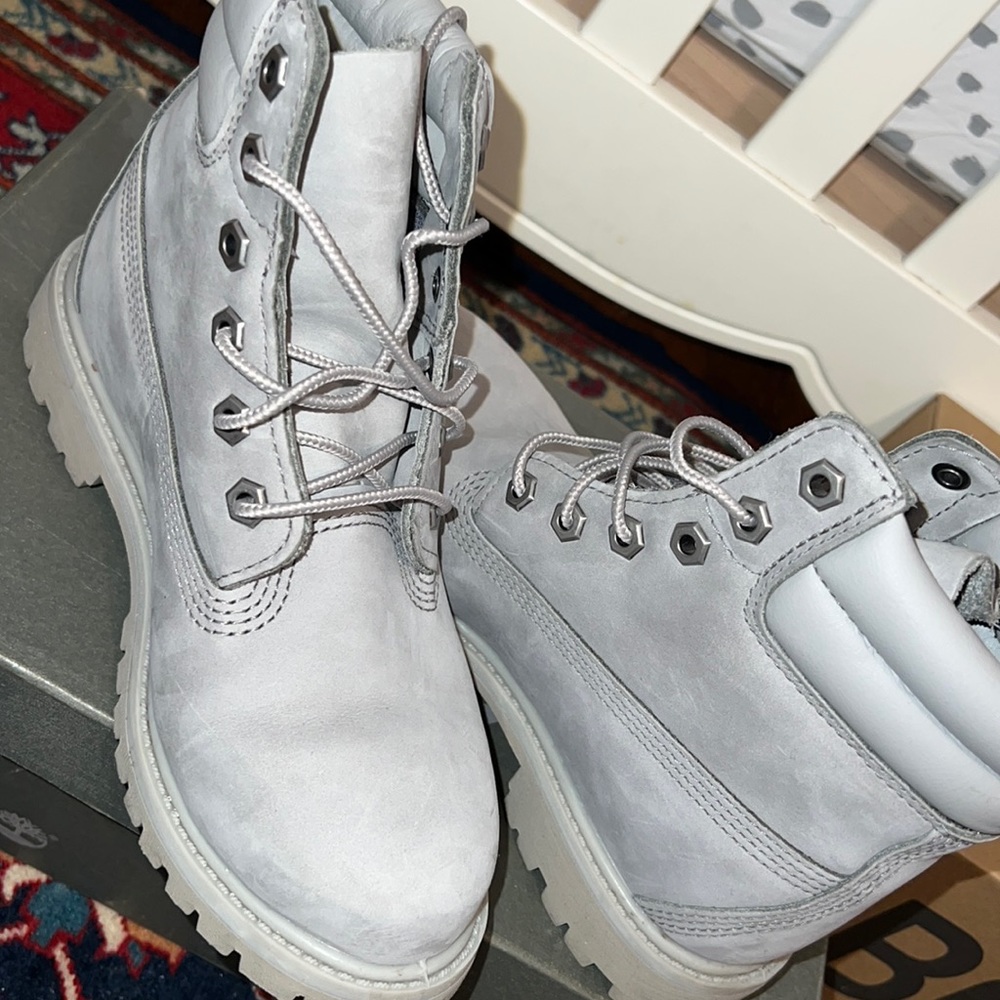 Women grey timberland